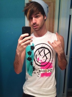 tylerdoesntknow:  i feel good today and i love my new shirt my babe got me &lt;3 