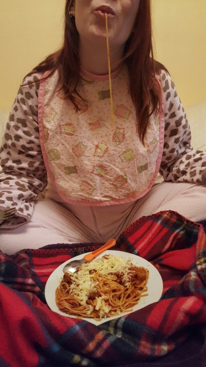 littlelexxx:  abgirlanddaddy:  Dinner time! And mucky babies need their bib!   Especially for skapetti which is the muckiest of all the things