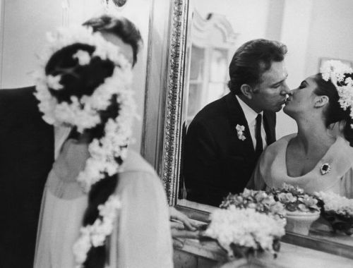 Elizabeth Taylor and Richard Burton on their wedding day,1964.