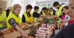 fuckyeahmexico:  Centros de Acopio para donaciones para las victimas del terremoto¿Qué debes llevar? Las autoridades piden víveres enlatados,  como atún, sardinas, frijoles, sopa, mayonesa, leche en polvo,  galletas, café soluble, arroz, ropa nueva,