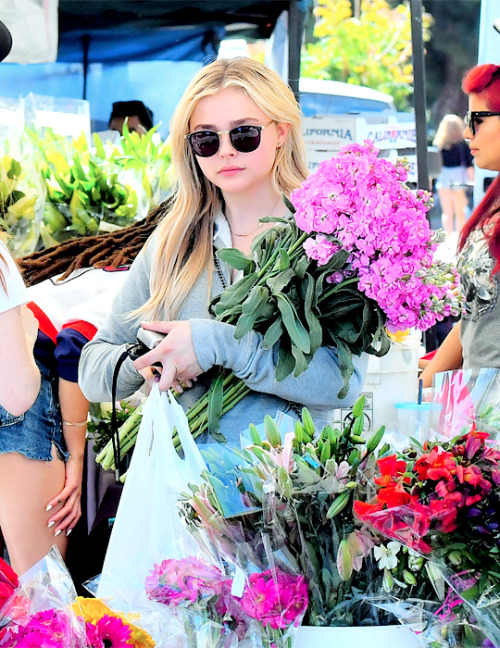 Chloë Moretz out &amp; about Farmer&rsquo;s Market, Studio City, Los Angeles May 21, 2017