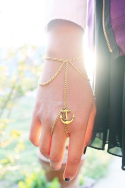 enchantedmemories:  I freaking LOVE this anchor chain bracelet! Found here!