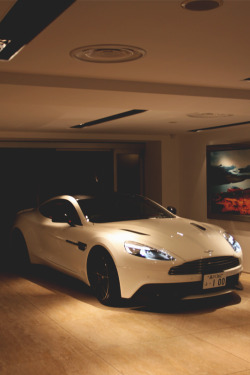 Italian-Luxury:  Aston Martin Making An Entrance