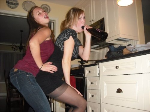 hotdrunkchicks: Party at both ends.