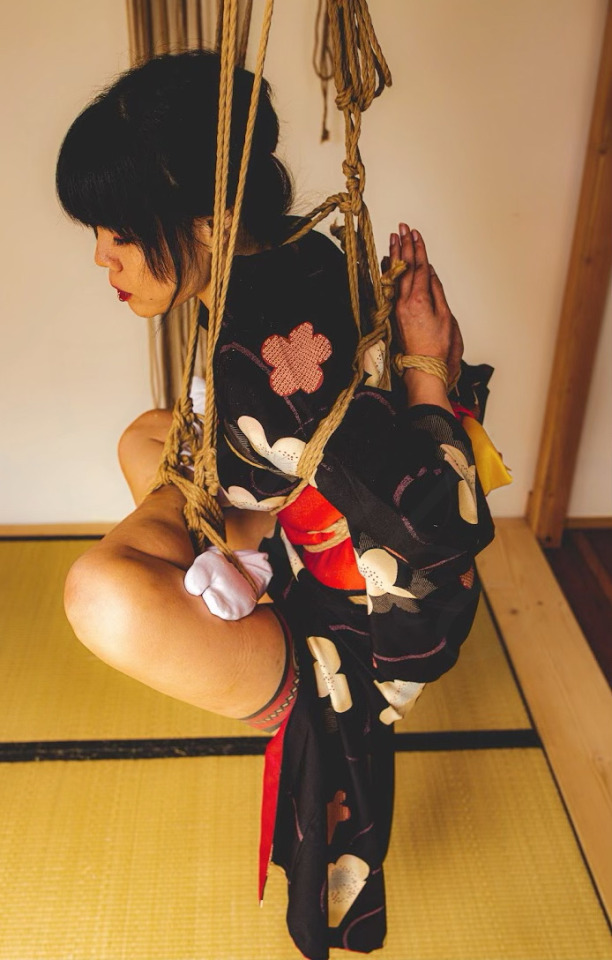 ryouko-kinksm:後手合掌胡座吊りRope Seattle Shibari Photo Lamar Graham Model @ryouko-kinksm 