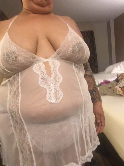 sassysexymilf: Happy Monday from my vixen @sexywillowwantstoshow I do love how she looks in white an