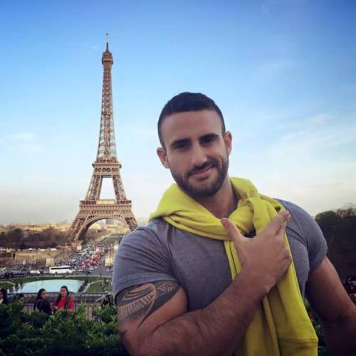 jeffys7:  londonboy45:  And now the tower isn’t the only thing sticking up!  Thanks for the arm shot.    Oui oui !!!! Tre SeXXXy !!!