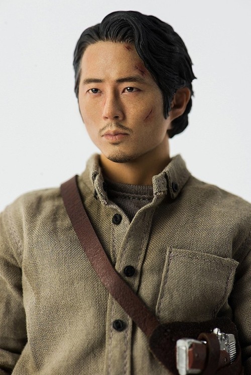 “Being afraid is what’s kept us alive.“The Walking Dead 1/6 Scale Pre-Painted Action Figure: Glenn R