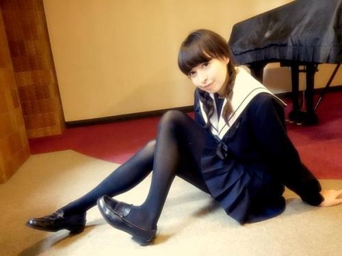 sushikuine:  西田藍さんはTwitterを使っています 白い名古屋襟×ミニ×黒タイツ