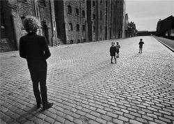 hauntedbystorytelling:      Barry Feinstein :: Bob Dylan and kids, Liverpool, 1966  / more [+] by this photographer   