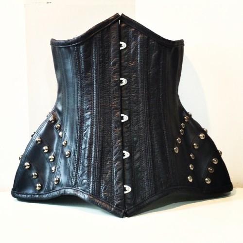 Black brocade and leather-look vinyl underbust w/ studded hip detail. Made by @ivyasphyxia For all o