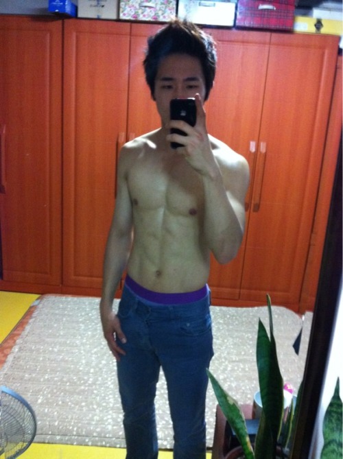 batvisto:  Korean six pack guy taking vid for girlfriend 2 