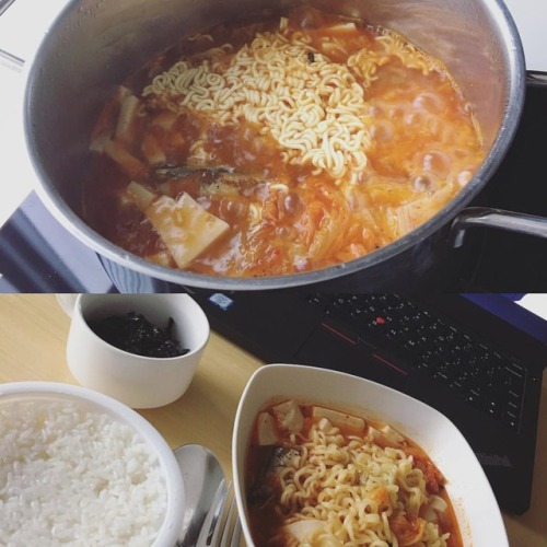 탄종파가 한국마켓에서 산 여러가지로 만든 #꽁치김치찌개 & #김부각 I’m quite impressed with myself! #cookinginahotelroo