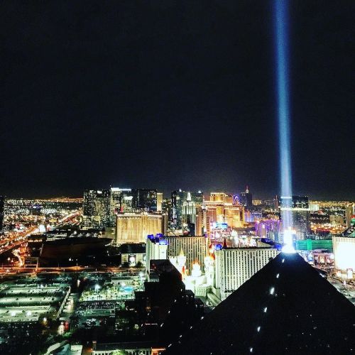 meanwhileinvegas:  Las Vegas: where you have to choose between getting the skyline or the Sphinx in your picture but either way you get the laser beam pyramid so it’s aight. #beammeupegypt #laserbeampyramidsofinstagram by joanimalrelvas http://ift.tt/1lQQ