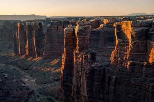 amazinglybeautifulphotography:Monument Basin in Canyonlands National Park [OC] [4896x3264] - baffledsloth