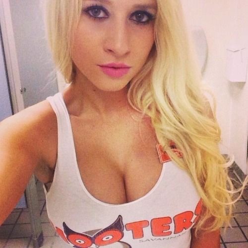 dearestdummies:  hootersmakesyouhappy:  Selfies  Employment based on beauty and serving men is the h