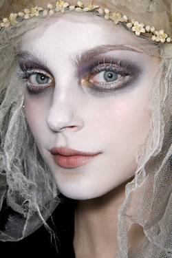 girlannachronism:  John Galliano fall 2009 rtw backstage 