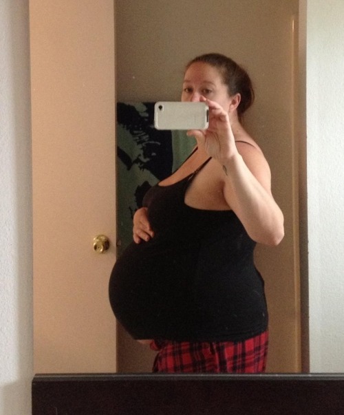 pregnantbellys:  Her big preggo belly about ready to pop and her nice milk filled tits