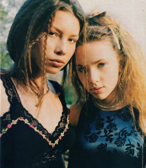 octopusmagnificens:Jessica Biel and Scarlett Johansson – Teen People magazine (1998)