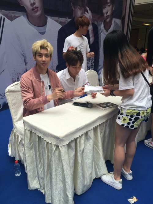 uniqphofficial:    150822 Seriously handsome UNIQ @ R&F Plaza, Chengdu Fan Signing Event Photo Credits: 沃音乐官博   