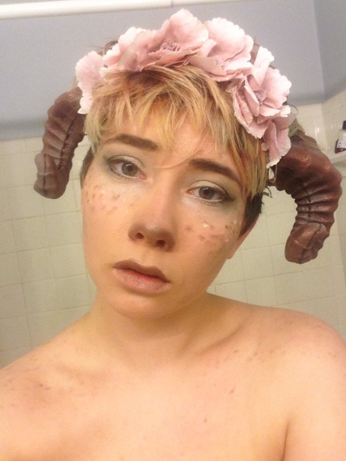 squishietechies:  Guess who took having horns as a good excuse to do makeup