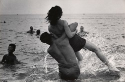 beckybratu:  Coney Island ca. 1952 |  Garry Winogrand