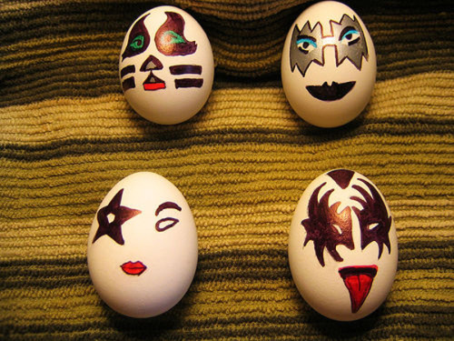 howstuffworks:  Want to see a gallery of 24 Amazing, Neat and Plain Old Pretty Easter Egg Ideas