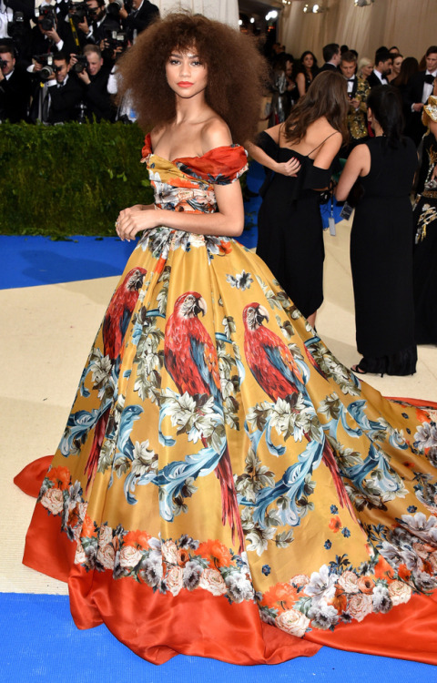 omgthatdress:ZENDAYA’S DRESS HAS PARROTS. I LOVE PARROTS.