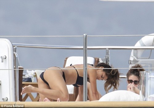 free-celebrity-porn:  Ridiculous Nicole Scherzinger Bikini Candids
