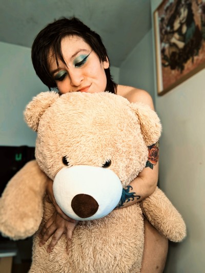 gabbigabriella:Trying to be adorable for you💚🐻💚🐻Onlyfans(Ů bday sale!)/Manyvids(20% off store)/Twitter🐻
