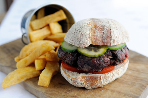 yummyinmytumbly:Venison burger with homemade chips
