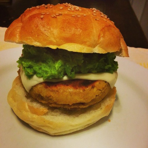 E anche il #veggie #burger se lo semo levato dalle palle. #lenticchie e crema di piselli. #vegan #go