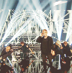 baekhyu-n:  baekhyun @ inkigayo (stars on neck + contact lens) 