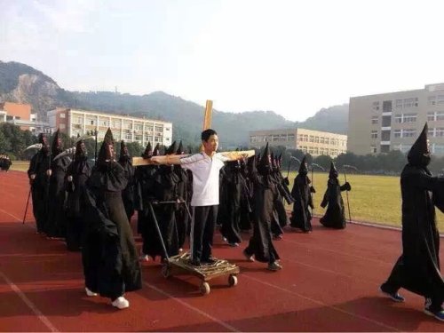 chinese students and school class sports competitions 都被高考逼疯的