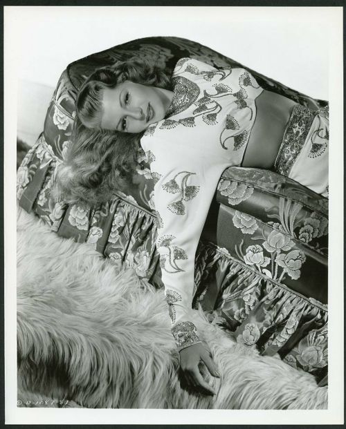 theritahaywortharchive:  Rita Hayyworth for Gilda (1946). Photo by Robert CoburnSource : collectors_