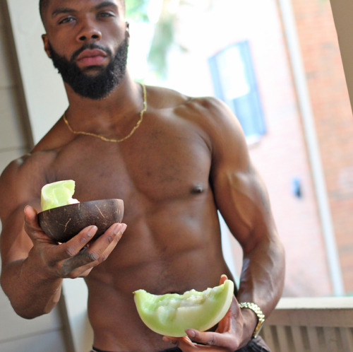   Najee Kelley | @mogulnajVegan from Chicago//Banana Lovers[This and more HERE]