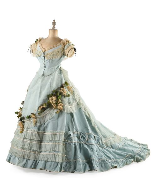 Evening dress ca. 1865From Enchères Sadde via Interencheres