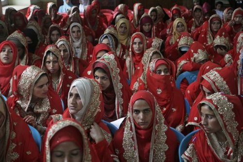 divinum-pacis: Kashmiri Shiite Muslim brides sit for a mass marriage event in Srinagar, Indian-contr