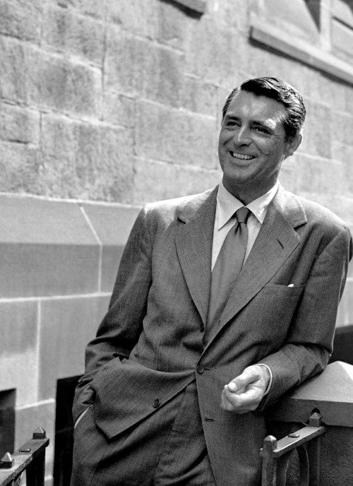 archiesleach:  Cary Grant photographed in NYC by Ronny Jaques, 1949.