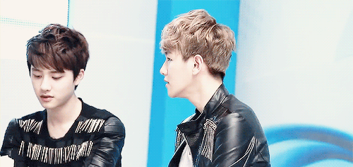 baekaid-o:  4D kyungsoo during Suho’s high note part in ‘Angel’~ 