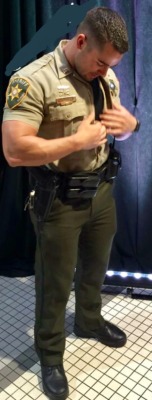 gaybicops:  Man this cop is hot