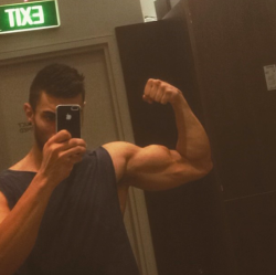 bicepsinsleeves:  bicepsinsleeves:Greek God