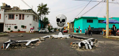 creaturesofnight:An Enormous Skeleton Emerges in the Middle of a Mexican Street for Día de Mu