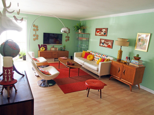 midcenturymodernfreak:  Sweet Bay Area Apartment Viviana Agostinho shares this fun and colorful 950 sq. ft. apartment with her husband and two kitties in Mountain View, CA. - Via: 1 | 2 