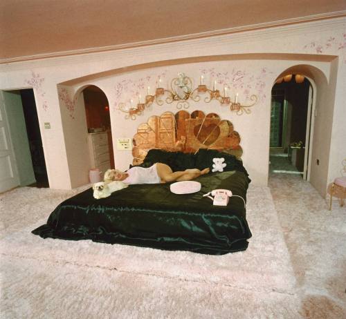 tamponvirgin: americanappareladgirl:  Jayne Mansfield in her home for LIFE magazine Beverly Hills, 1960    I want this house  I feel like kali-uchis would live here