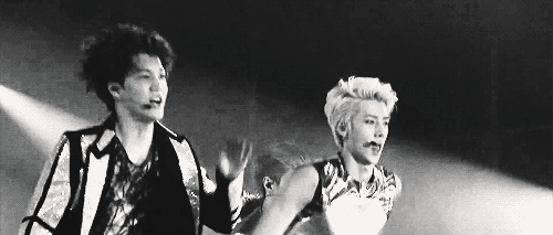 jonginnies:  EXO dancing History using the wolf sign 