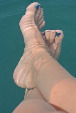 malicaanders:  my distorted feet in the green