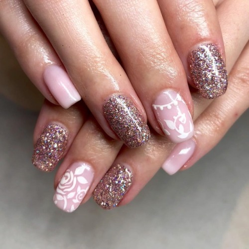 Girly holiday nails | @naillabousa {#106 Una Corda} with hand-drawn floral mixed a few loose glitter