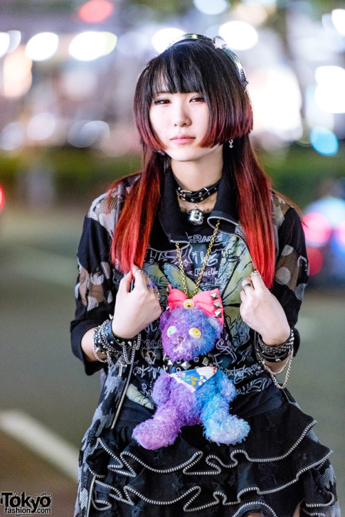 19-year-old Yunyun and 16-year-old Remon on the street in Harajuku wearing pink and black fashion wi