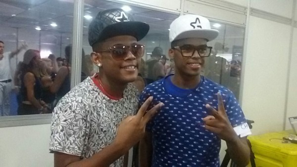 “É surreal” comenta a dupla Lucas e Orelha sobre a fama
A dupla vencedora do “SuperStar” deste ano, está fazendo um enorme sucesso pelo país todo, a dupla foi convidada para participar de um show da banda Harmonia do Samba, quando chegaram no evento...